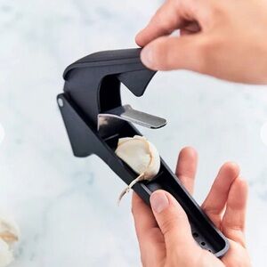 Tupperware Garlic Press- black NWT